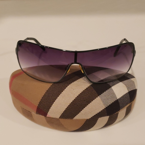 Burberry Accessories - Burberry Sunglasses with case